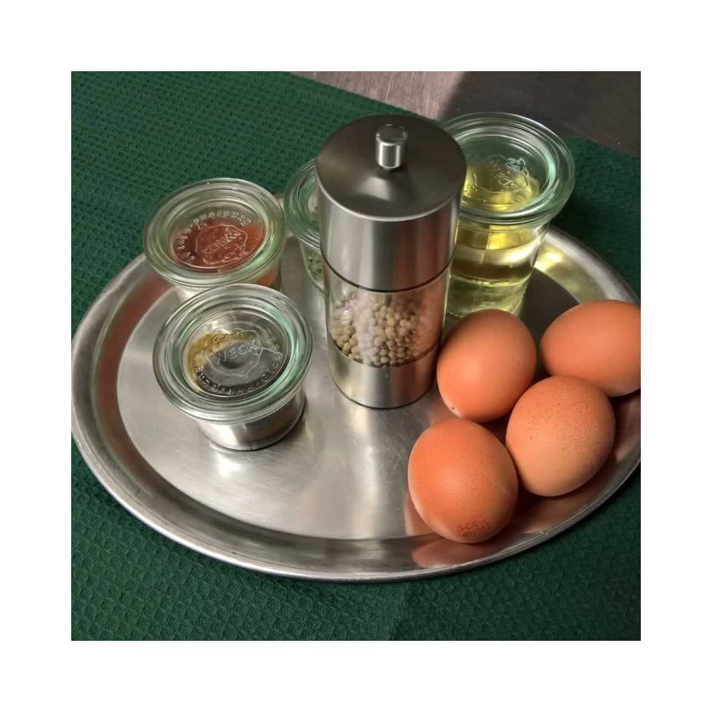 Eier, Öl und Gewürze auf Edelstahltablet