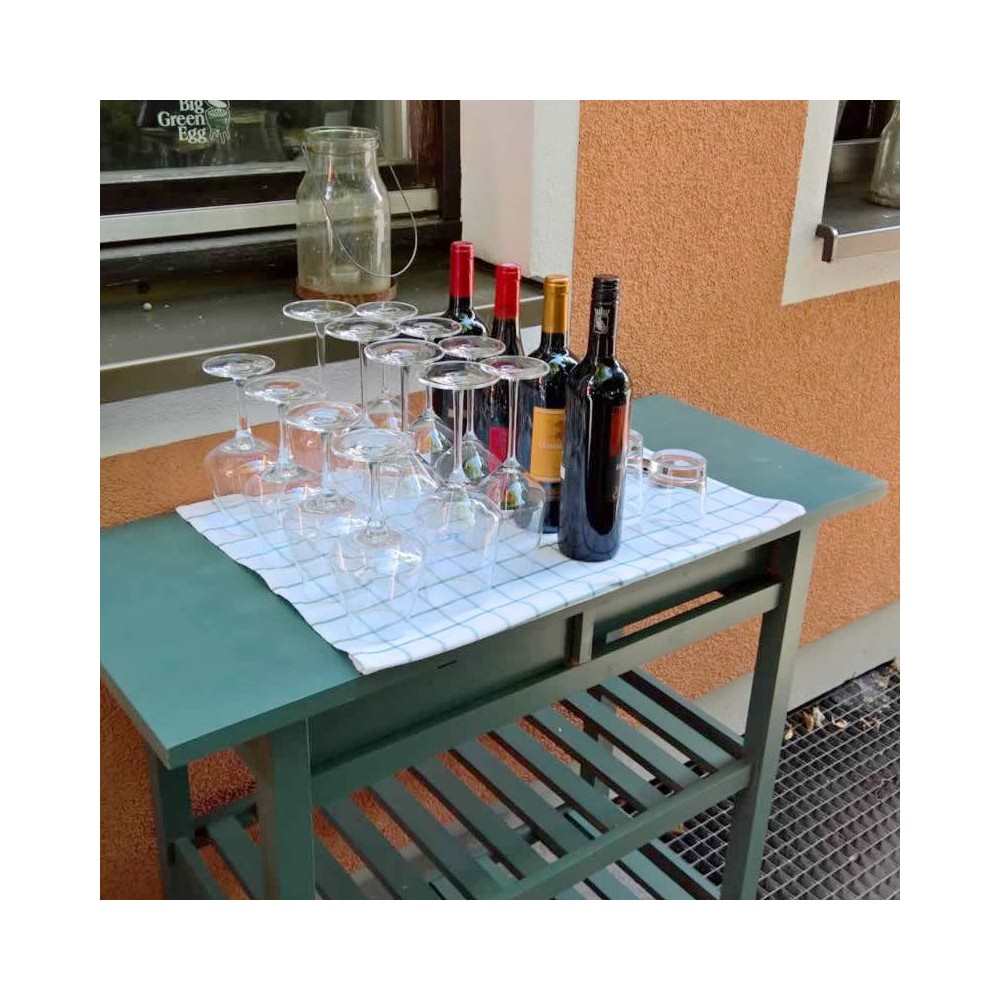 Gläser und Flaschen auf dem Tisch zur Selbstbedienung