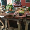 Big Green Egg Grillkurs Steaktasting Tisch mit Schneidebrett, Messer und Kräutern
