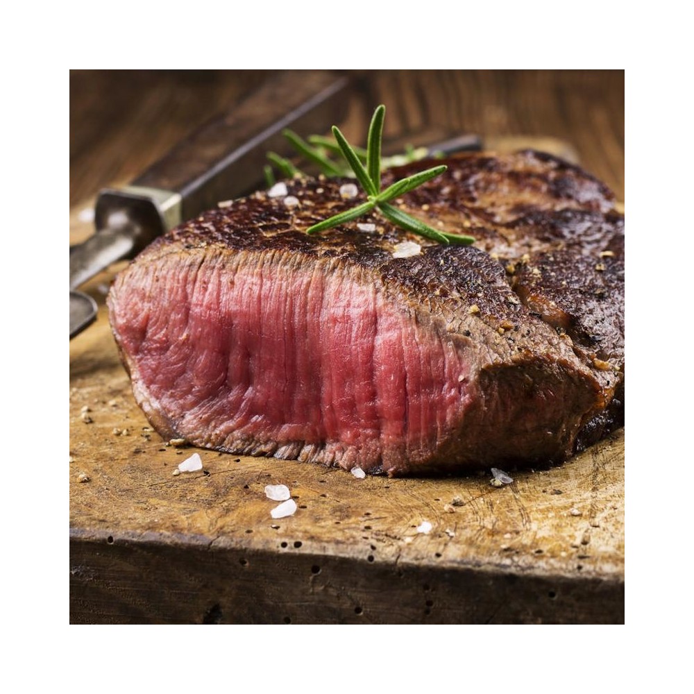 Gegrilltes Teres Major Steak (Schulterfilet, Metzgerstück) auf Holzbrett mit Fleischgabel, Rosmarin und Meersalz