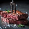 Flat Iron Steak Medium gegrillt auf Schieferplatte mit grobem Meersalz