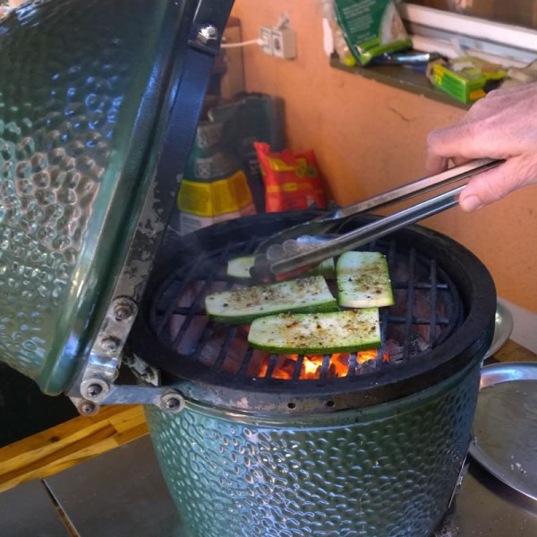 Zucchinischeiben werden auf dem Big Green Egg Mini gegrillt