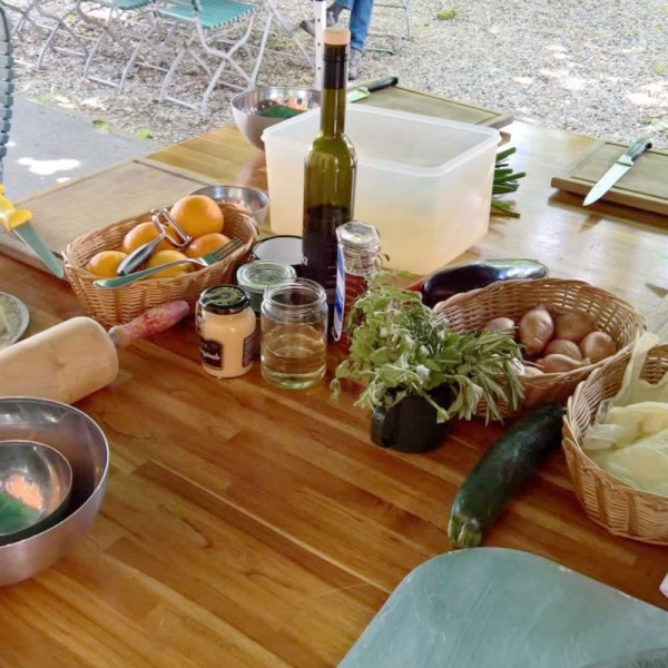 Zutaten und Gewürze auf Tisch im Garten