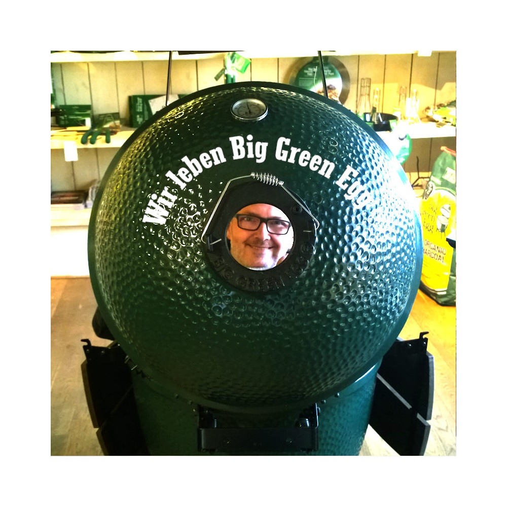 Michael Zwingel schaut durch den Deckel des Big Green Eggs