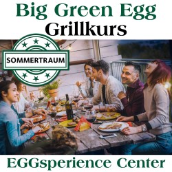 Big Green Egg Grillkurs Sommernachtstraum mit Menschen am Tisch in einer Sommernacht