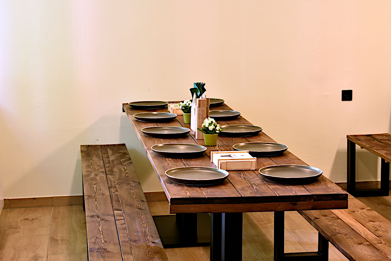 Gedeckter Tisch in der Grillkurs Küche mit Serviettenhalter und Steakbesteck